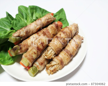 Delicious meat rolls of asparagus and carrots 87304062