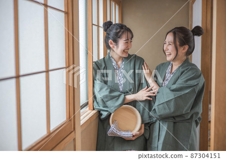 Female friends who came to a hot spring trip (corridor, 2 people) 87304151