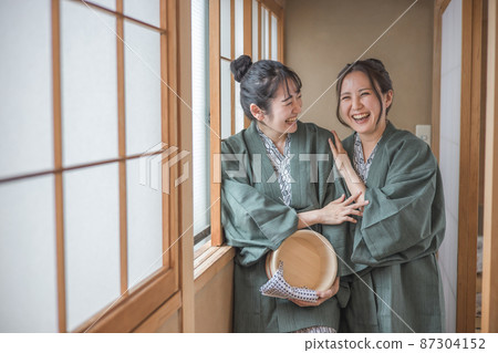 Female friends who came to a hot spring trip (corridor, 2 people) Female friends who came to a hot spring trip (corridor, 2 people) 87304152
