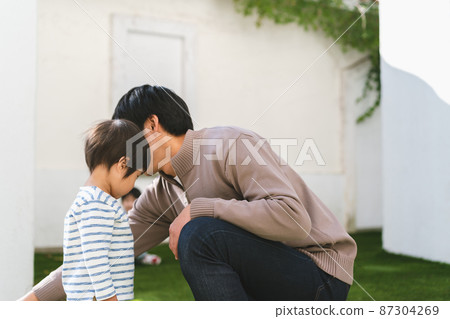 Dad and sons 87304269