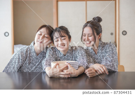 來溫泉旅行的女性朋友(房間,3人) 來溫泉旅行的女性朋友(房間,3人) 87304431