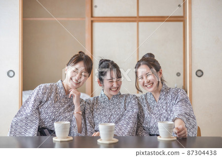 Female friends who came to a hot spring trip (room, 3 people, laughter) 87304438