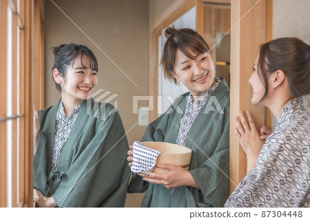 望著窗外溫泉之旅的女性朋友（3人） 87304448