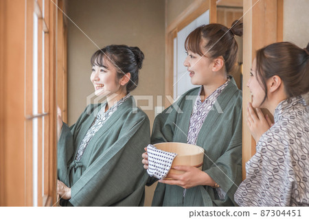 Female friends (3 people) looking out the window on a hot spring trip 87304451