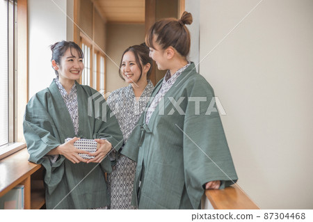 Female friends who came to a hot spring trip (corridor, 3 people) 87304468
