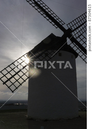 Silhouette windmill Spain Campo de Criptana Silhouette windmill Spain Campo de Criptana 87304615