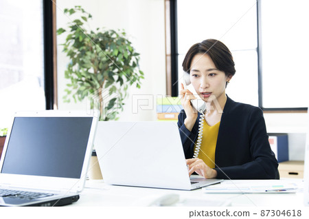 Female office, telephone, personal computer, working, serious trouble 87304618