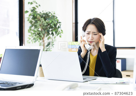 Female office, telephone, computer, working trouble, apology Female office, telephone, computer, working trouble, apology 87304623