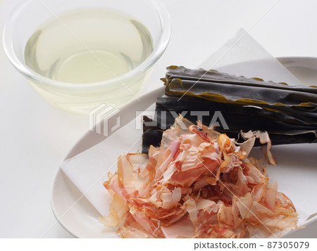 Bonito and kombu 87305079
