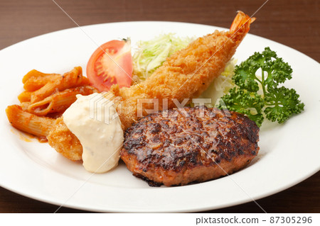 Hamburger steak with fried shrimp 87305296