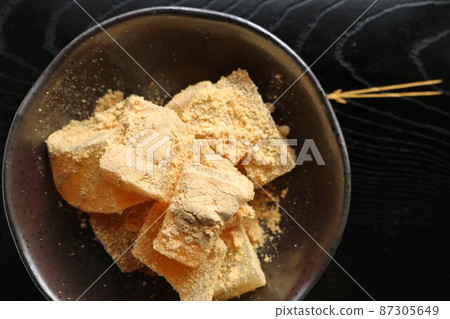 Soft and chewy warabi mochi Japanese sweets 87305649