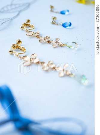Shaking earrings and earrings Letters Ribbons Gift image of accessories 87305896