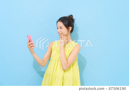 有智慧型手機的女人 有智慧型手機的女人 87306190