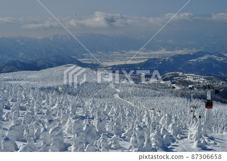 Yamagata Zao: Snow monsters and ropeway gondola on the rime field shining in silver Yamagata Zao: Snow monsters and ropeway gondola on the rime field shining in silver 87306658
