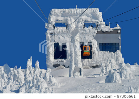 Yamagata Zao: Rime field and ropeway gondola shining in silver 87306661