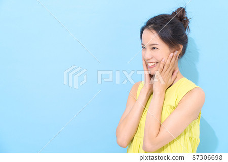 夏季紫外線護理淺藍色背景 87306698