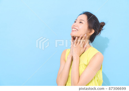 夏季紫外線護理淺藍色背景 夏季紫外線護理淺藍色背景 87306699