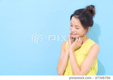 夏季紫外線護理淺藍色背景 夏季紫外線護理淺藍色背景 87306700