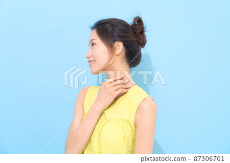 夏季紫外線護理淺藍色背景 夏季紫外線護理淺藍色背景 87306701