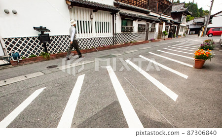 It is the scenery of Jogecho, which is famous for the post town. The white-walled houses make you feel the atmosphere. Hiroshima 87306840