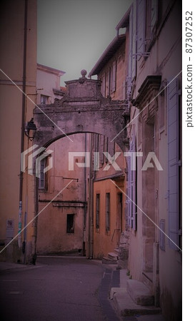 Street 3 in the old town of Arles, South France 87307252