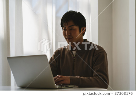 筆記本電腦和二十多歲的男人 87308176