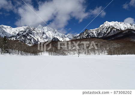 冬天的戶隱鏡池 藍天白山 戶隱山西嶽 冬天的戶隱鏡池 藍天白山 戶隱山西嶽 87308202