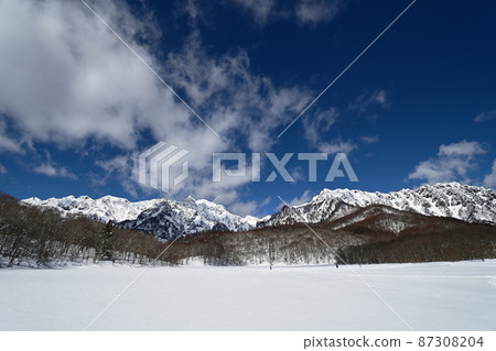 Togakushi Kagamiike pond in winter Blue sky and white mountains Togakushiyama Nishidake Togakushi Kagamiike pond in winter Blue sky and white mountains Togakushiyama Nishidake 87308204