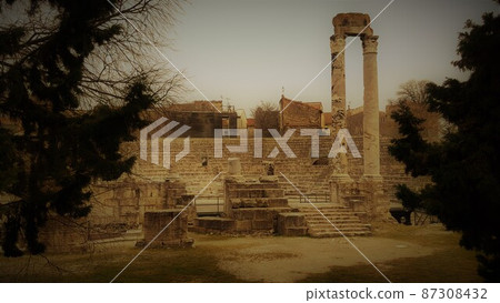 法國南部阿爾勒羅馬圓形劇場內的廢墟景觀 87308432