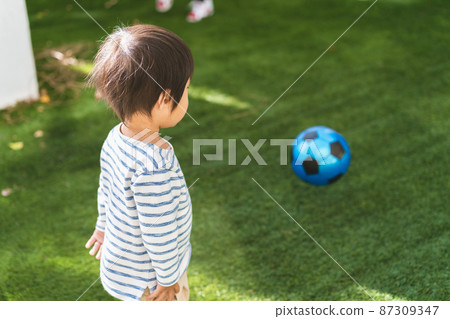 10 months old ball play 87309347