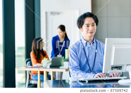 工作在辦公室的年輕男性工程師 87309742