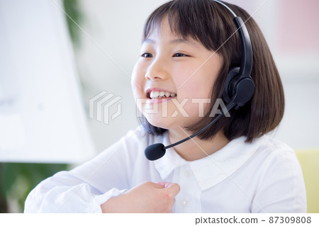 English learning: A girl taking an English class online 87309808