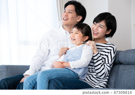 一個微笑的年輕家庭 87309818