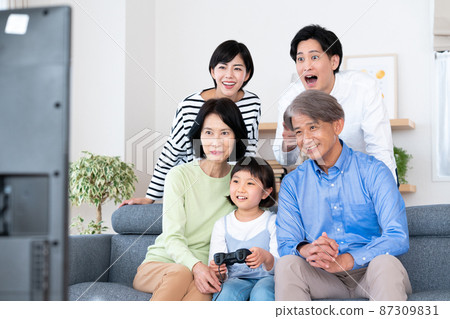 享受電子遊戲的三代家庭 87309831