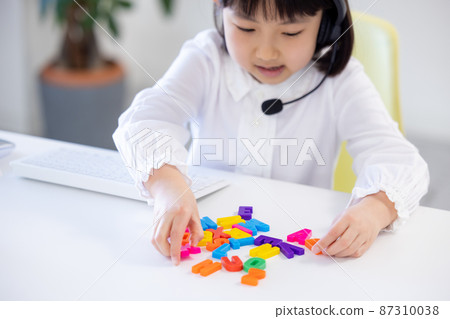 English learning: A girl taking an English class online English learning: A girl taking an English class online 87310038