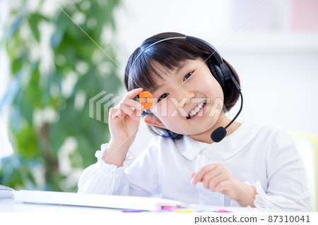 English learning: A girl taking an English class online English learning: A girl taking an English class online 87310041