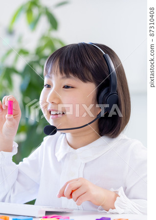 English learning: A girl taking an English class online 87310408