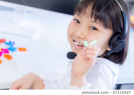 英語學習:一個在線上英語課的女孩 英語學習:一個在線上英語課的女孩 87310487