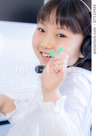 英語學習:一個在線上英語課的女孩 英語學習:一個在線上英語課的女孩 87310488