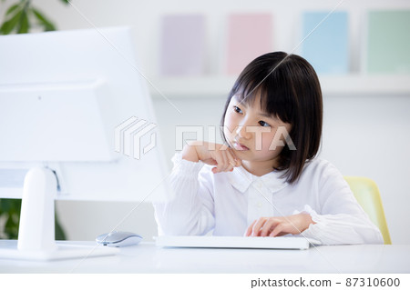 教育形象女孩在電腦上上課 教育形象女孩在電腦上上課 87310600