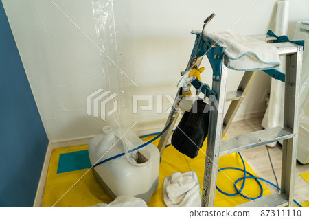 Drainage tank and stepladder while cleaning the air conditioner 87311110