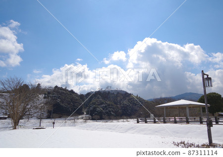The composition of the snow-covered Gassantoda Castle Ruins looking up from the crescent park at the foot of the mountain ... Yasugi City, Shimane Prefecture: Sunny The composition of the snow-covered Gassantoda Castle Ruins looking up from the crescent park at the foot of the mountain ... Yasugi City, Shimane Prefecture: Sunny 87311114