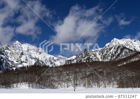 Togakushi Kagamiike pond in winter Blue sky and white mountains Togakushiyama Nishidake 87311247