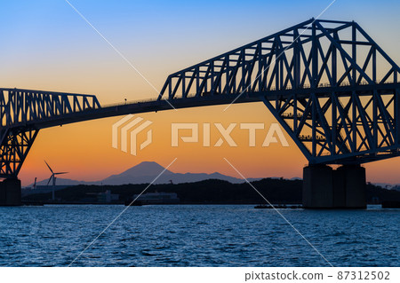 [Magic Hour Tokyo Gate Bridge and Mt. Fuji] 87312502