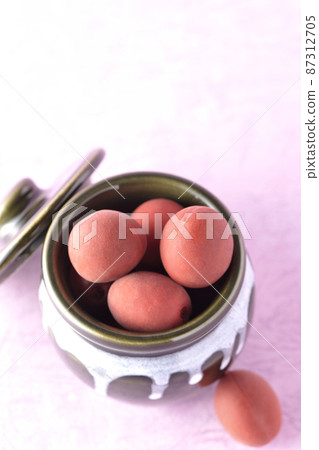 A bird's-eye view of the crispy plums in the jar 87312705
