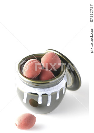 在白色背景的罐子裡拍一張脆李子的照片 87312737