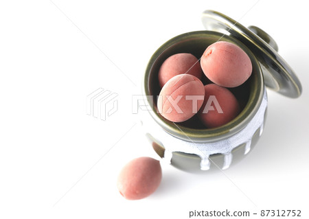 白色背景中罐子裡脆李子的鳥瞰圖 白色背景中罐子裡脆李子的鳥瞰圖 87312752