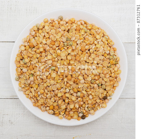 Chickpeas in bowl 87312761
