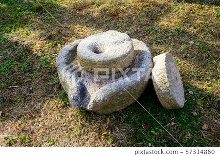 古色古香的韓國傳統磨石 87314860