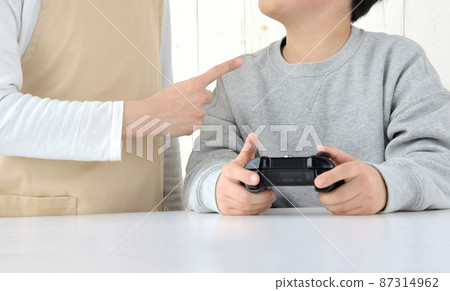 Mother's hands paying attention to children who only play games Mother's hands paying attention to children who only play games 87314962